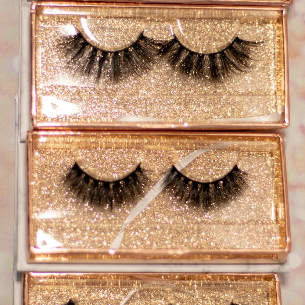 Lashes - Picture 2 of 3